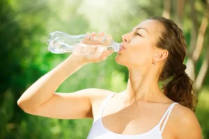 Rehydrating under the sun – drinking water while tanning outdoors